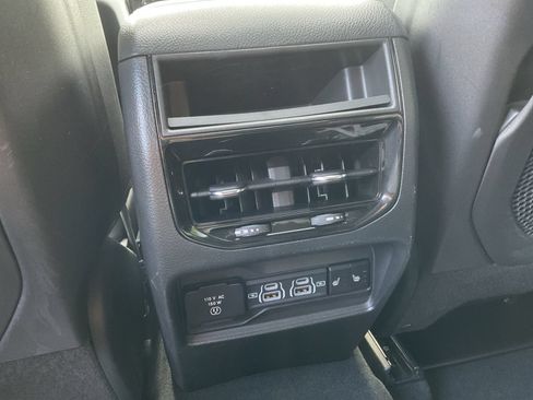 Used 2024 Jeep Grand Cherokee Limited w/ Luxury Tech Group II AWD/4WD image 31
