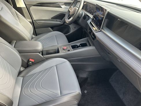 New 2026 Volkswagen Tiguan SE FWD image 8
