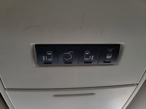 Used 2010 Chrysler Town & Country Touring image 17