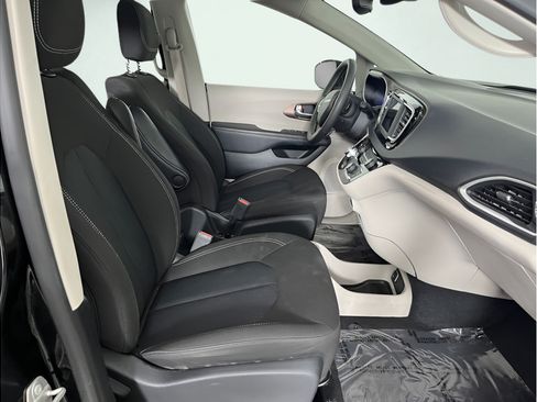 Used 2023 Chrysler Voyager LX FWD image 15