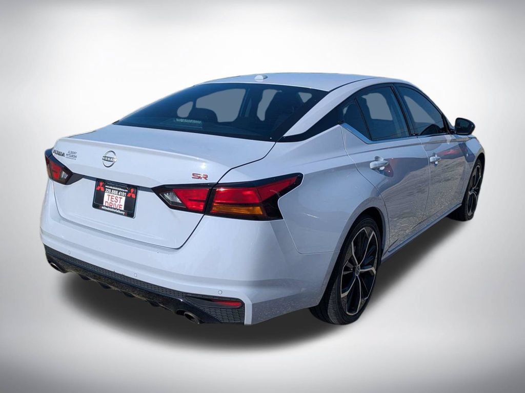 Used 2024 Nissan Altima 2.5 SR FWD image 3