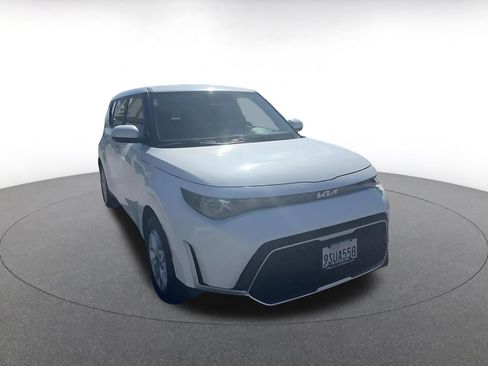 Used 2025 Kia Soul LX w/ LX Technology Package FWD image 3