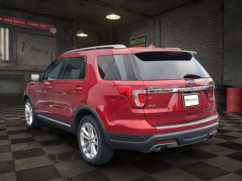 Used 2018 Ford Explorer XLT w/ Equipment Group 202A FWD image 4