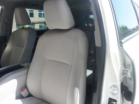 Used 2019 Toyota Highlander LE AWD/4WD image 34
