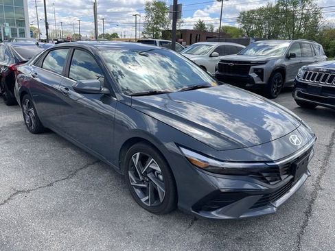 Used 2025 Hyundai Elantra SEL FWD image 12