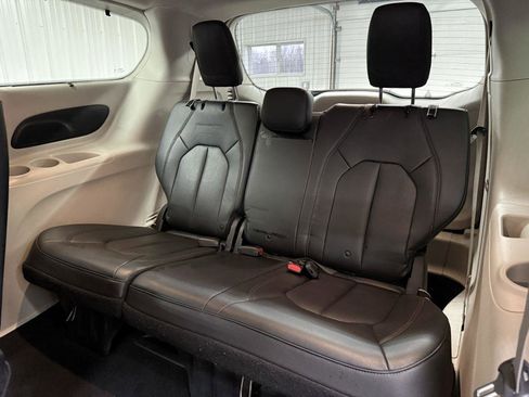 Used 2017 Chrysler Pacifica Touring-L image 28