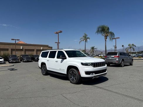 Used 2024 Jeep Wagoneer L Series II RWD image 2