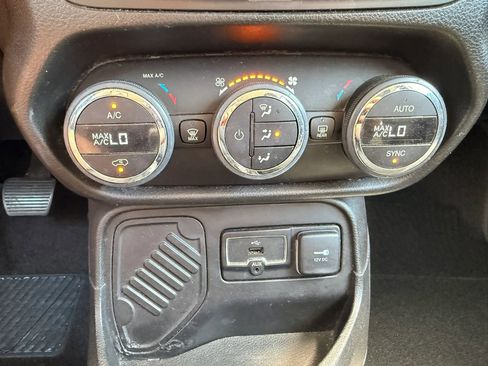 Used 2017 Jeep Renegade Altitude FWD image 23