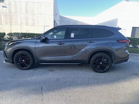 Used 2025 Toyota Highlander XSE AWD/4WD image 2