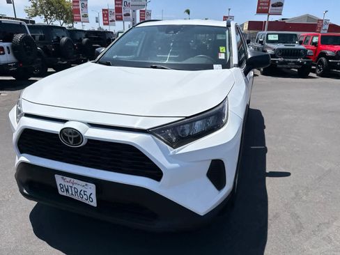 Used 2020 Toyota RAV4 LE FWD image 3