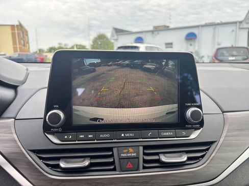 Used 2025 Nissan Altima 2.5 SV FWD image 23