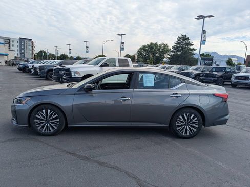 Used 2025 Nissan Altima 2.5 SV FWD image 8