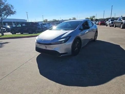 Used 2024 Toyota Prius LE image 3