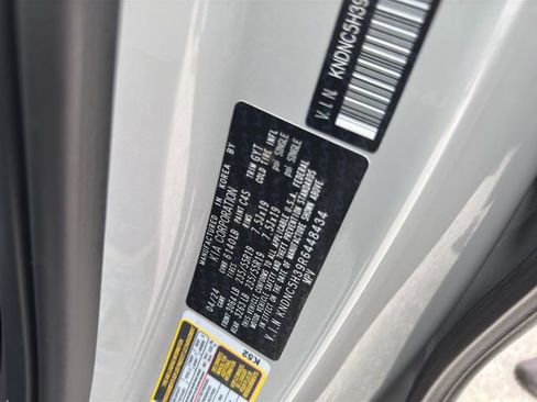 Used 2024 Kia Carnival EX FWD image 29