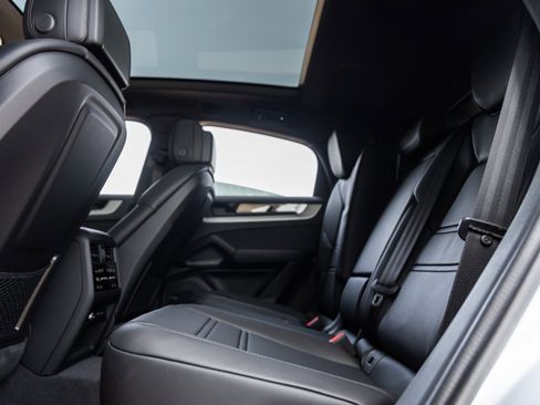 Certified 2025 Porsche Cayenne Coupe image 30