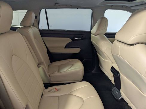 Used 2023 Toyota Highlander XLE FWD image 18