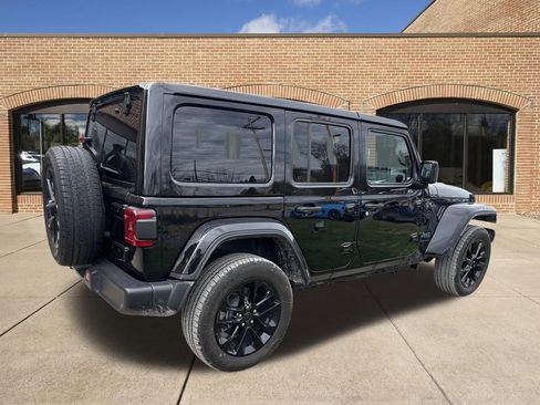 Used 2025 Jeep Wrangler Unlimited Sahara AWD/4WD image 36