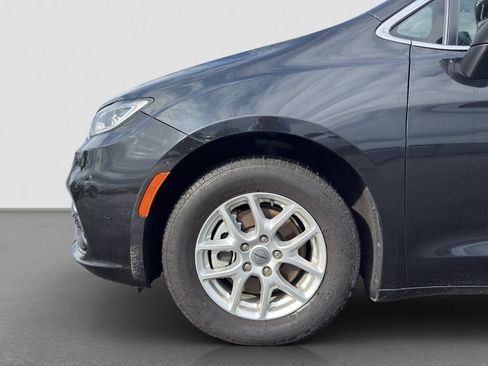 Used 2023 Chrysler Pacifica Touring-L FWD image 20