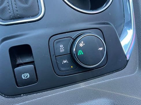 Used 2020 Chevrolet Traverse Premier image 34