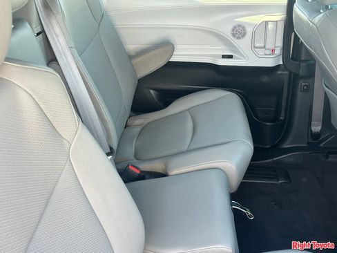 Certified 2025 Toyota Sienna XLE FWD image 15