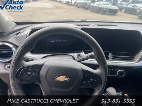 Used 2024 Chevrolet Trax LT FWD image 7