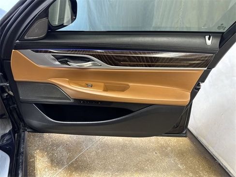 Used 2021 BMW 740i xDrive w/ M Sport Package image 30