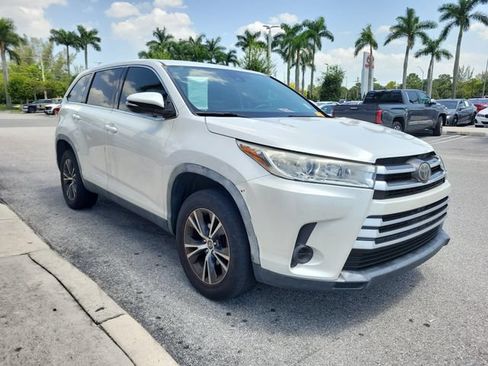 Used 2019 Toyota Highlander LE FWD image 2
