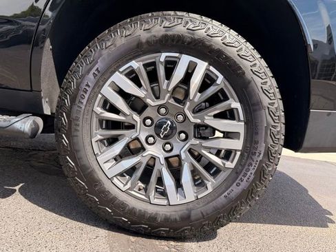 Used 2025 Chevrolet Tahoe Z71 AWD/4WD image 32