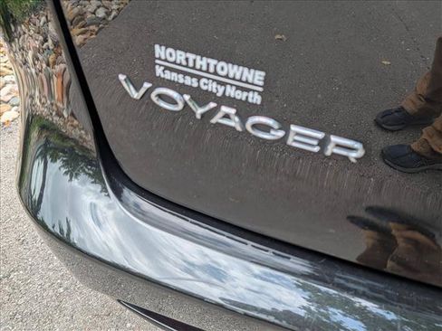 Used 2020 Chrysler Voyager Lxi FWD image 19