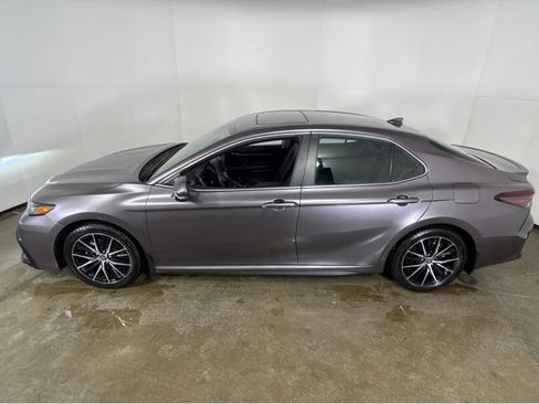 Used 2024 Toyota Camry SE image 17