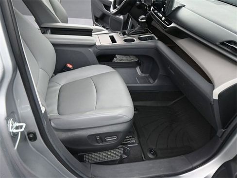 Used 2024 Toyota Sienna XLE image 12
