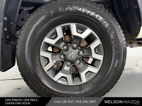 Used 2020 Toyota Tacoma TRD Off-Road w/ TRD Premium Off Road Package AWD/4WD image 13