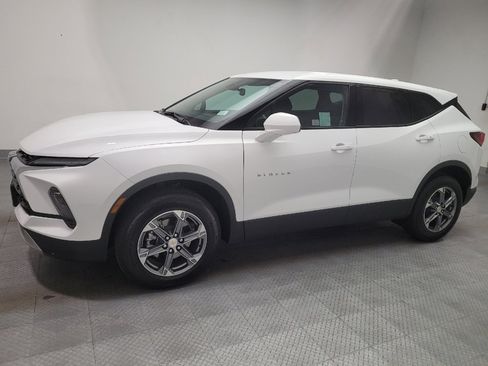 Used 2025 Chevrolet Blazer LT FWD image 2