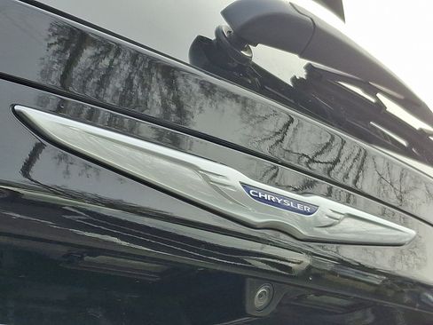 Used 2020 Chrysler Pacifica Touring-L Plus image 31