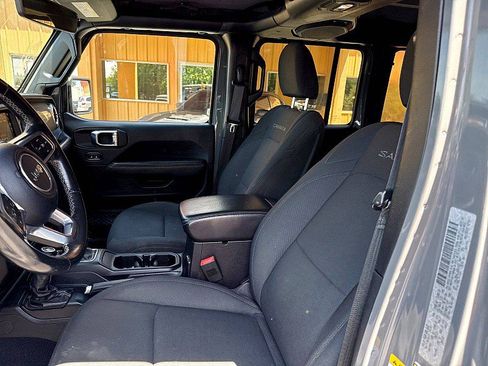 Used 2018 Jeep Wrangler Unlimited Sahara AWD/4WD image 9