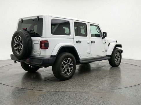 Used 2025 Jeep Wrangler Unlimited Sahara AWD/4WD image 9
