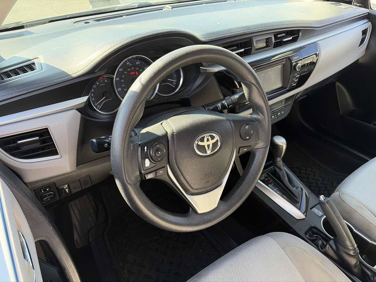 Used 2016 Toyota Corolla LE FWD image 2
