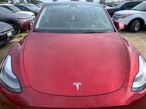 Used 2024 Tesla Model Y Long Range AWD/4WD image 3