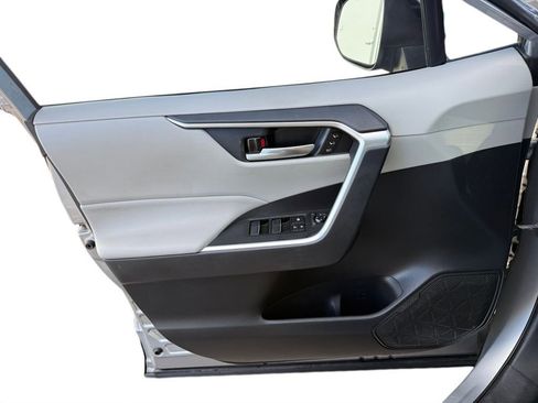 Used 2021 Toyota RAV4 XLE Premium image 17