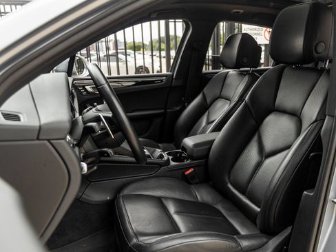 Certified 2024 Porsche Macan AWD/4WD image 4