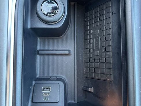 Used 2025 Ford Expedition Platinum image 17