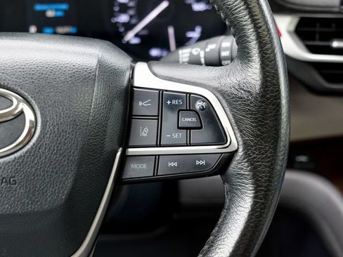 Used 2023 Toyota Sienna XLE FWD image 44