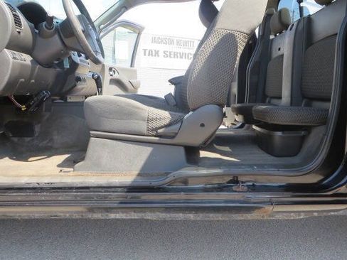 Used 2010 Nissan Frontier SE w/ SE Value Truck Pkg AWD/4WD image 10