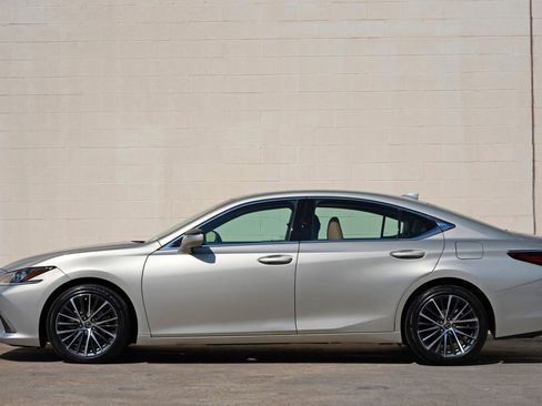Used 2023 Lexus ES 350 w/ Premium Package FWD image 9