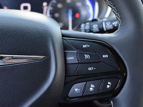 Certified 2025 Chrysler Pacifica Limited FWD image 15
