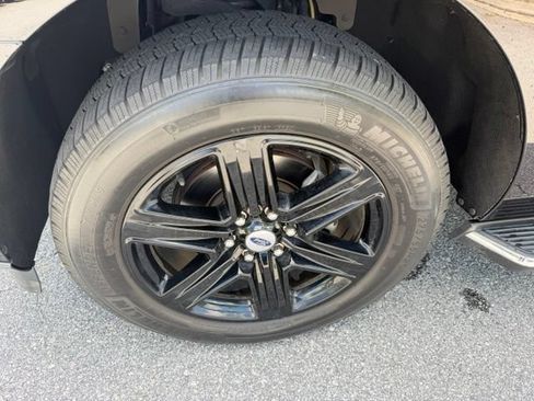 Used 2019 Ford Expedition XLT w/ Equipment Group 202A AWD/4WD image 9