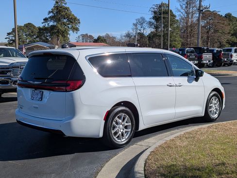 New 2026 Chrysler Pacifica Select image 5