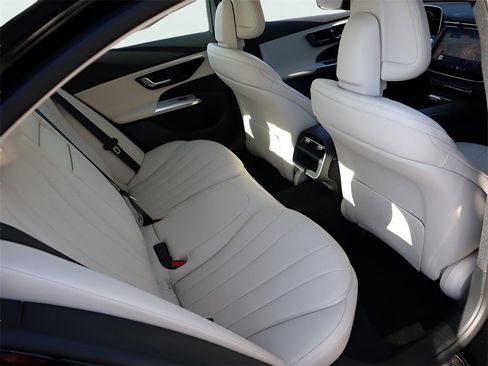 New 2026 Mercedes-Benz E 350 4MATIC Sedan image 18