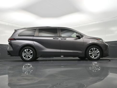 Used 2021 Toyota Sienna Limited FWD image 30