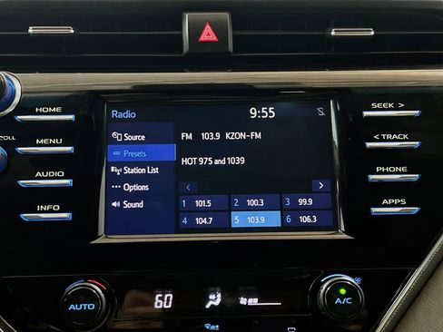 Used 2018 Toyota Camry SE w/ Moonroof Package FWD image 10